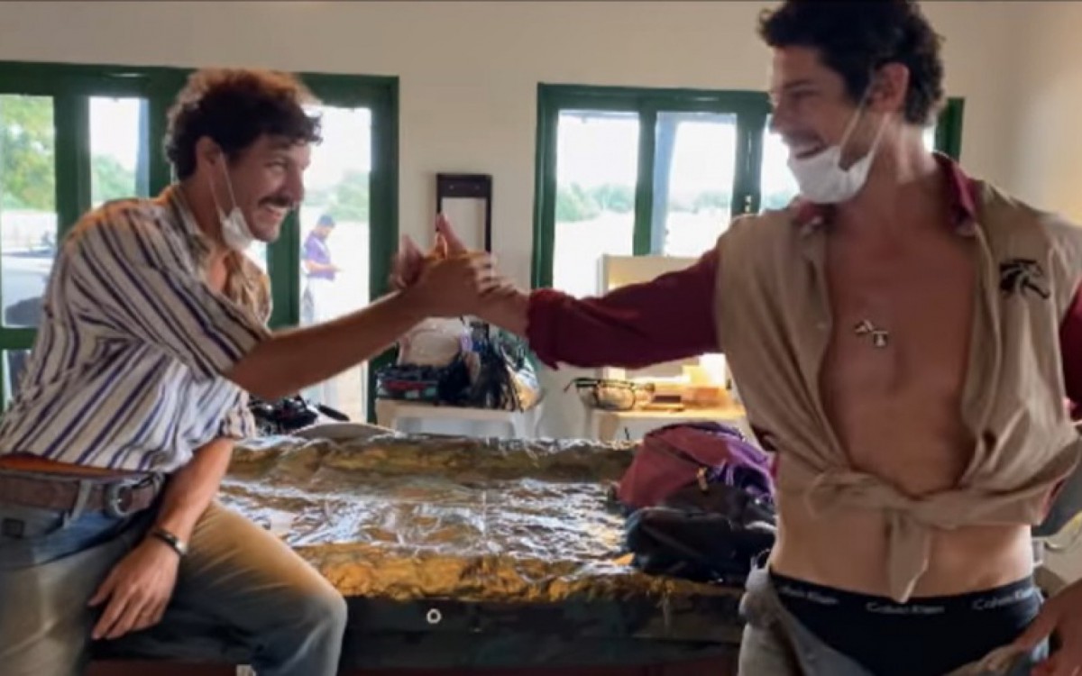 Guito coloca sensor de glicemia no bumbum de José Loreto - reprodução de vídeo