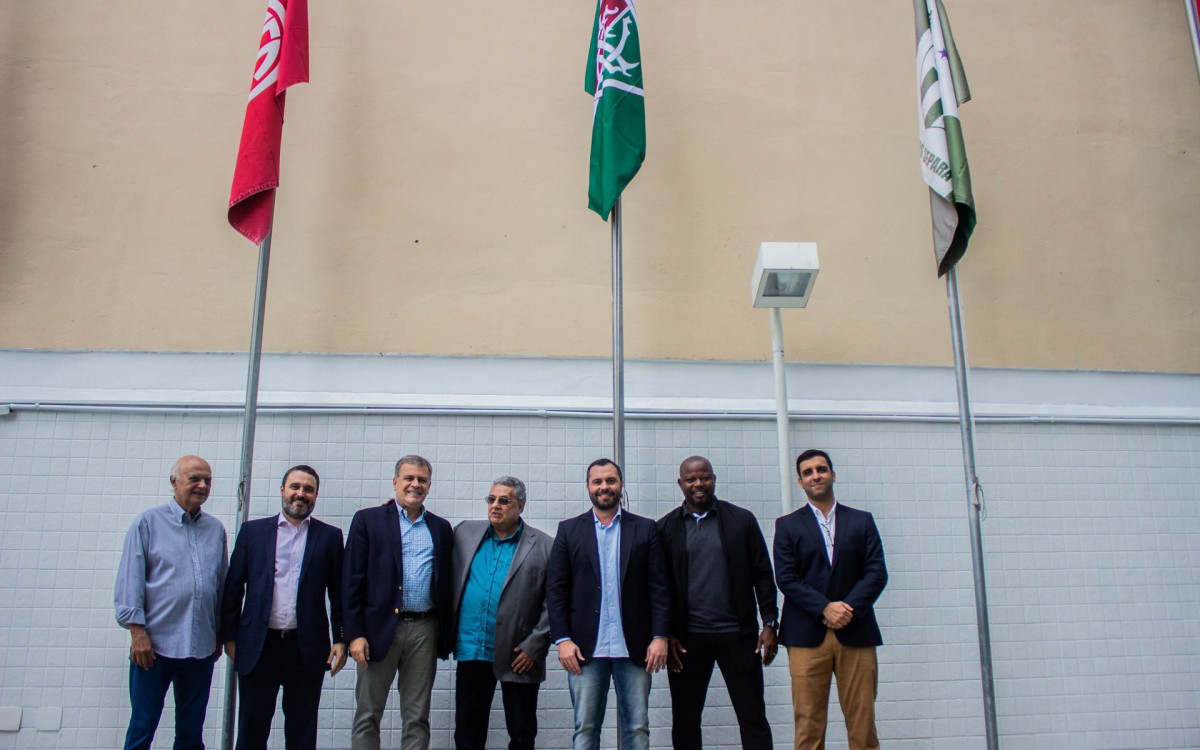 Representantes do Fluminense e da Ferj em cerim&ocirc;nia nesta sexta