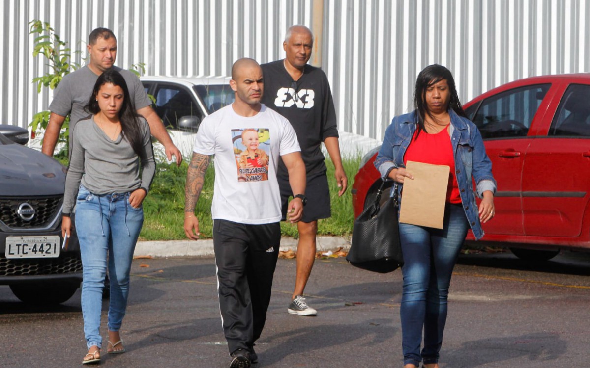 Familiares e amigos da diarista Alice Fernandes chegam ao IML para reconhecer o corpo - Reginaldo Pimenta / Agência O Dia