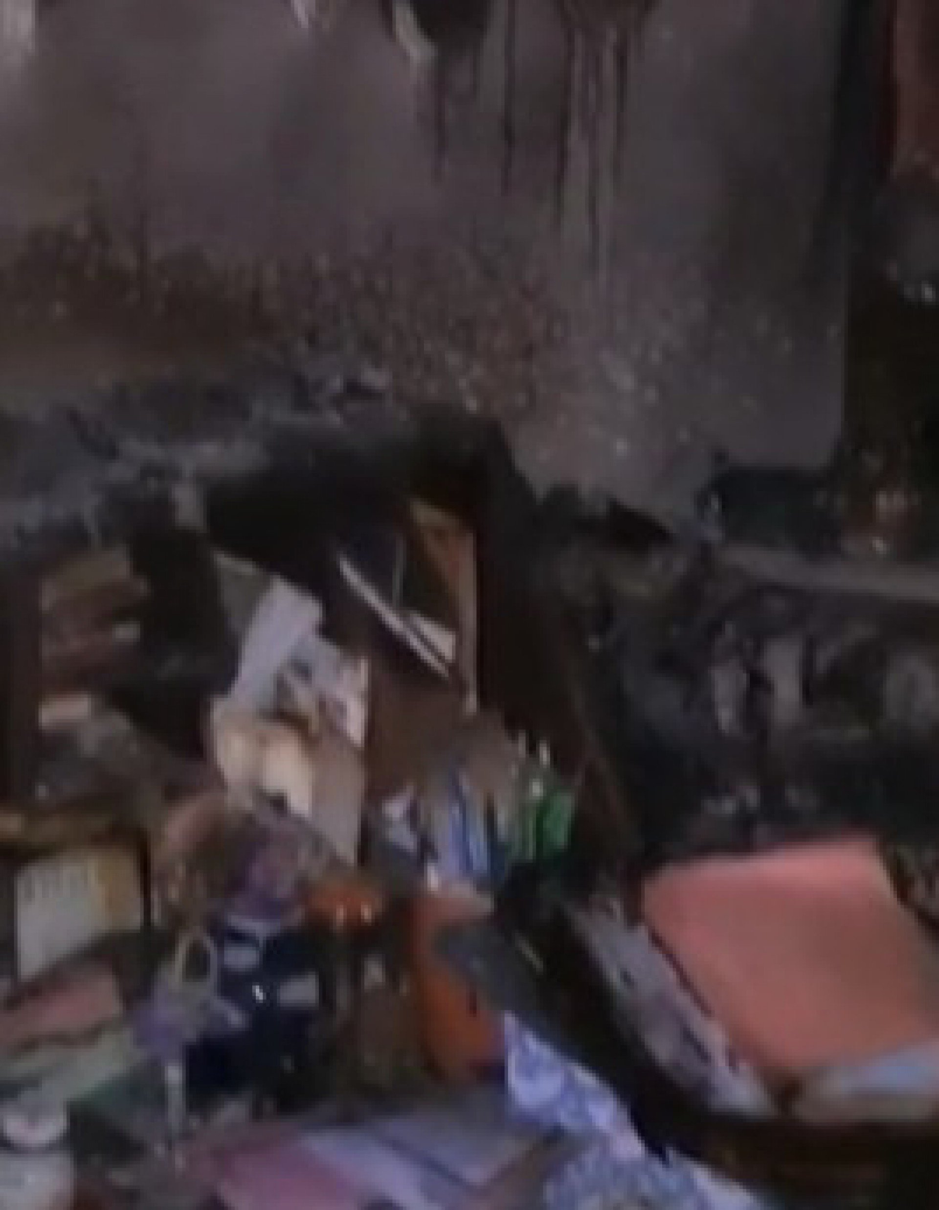 O apartamento onde as duas mulheres foram encontradas mortas estava destru&iacute;do pelo fogo - Foto: Reprodu&ccedil;&atilde;o de v&iacute;deo