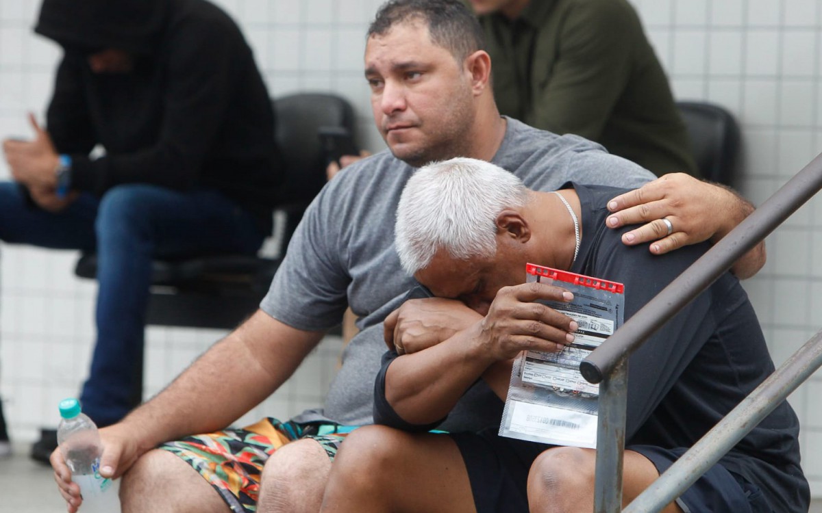 Sr Hil&aacute;rio Rodrigues, marido de Alice, foi consolado por amigos e familiares