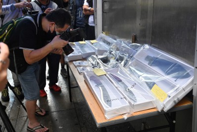 Ataque de grupo armado com facões deixa feridos em bairro boêmio de Hong Kong