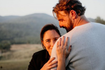 Grávida, Fernanda Vasconcellos posa agarrada com o marido e evidencia barrigão