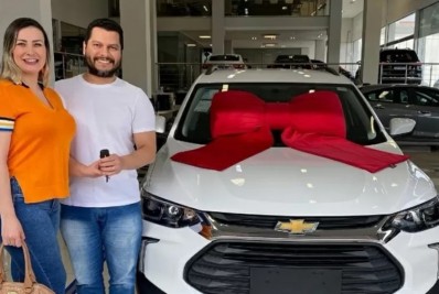 Andressa Urach presenteia o marido com carro 0 km de R$ 110 mil 