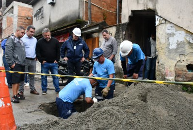 Comunidade do Morro dos Cabritos recebe conexão à rede de esgoto