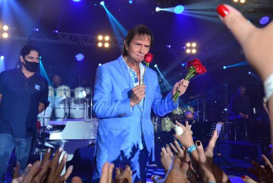 Roberto Carlos faz show na Bahia e diz ser fã de 'Pantanal'