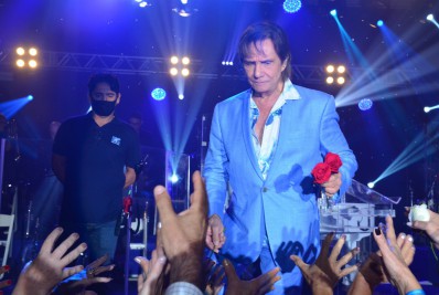 Após ser diagnosticado com covid-19, Roberto Carlos anuncia show 'só para mulheres'