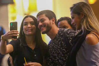 Arthur Aguiar e Maíra Cardi são fotografados em aeroporto no Rio 