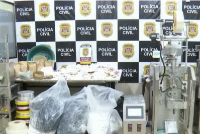 Policiais encontram laboratório com três máquinas para embalar drogas