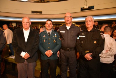 Prefeito vai à estreia do documentário sobre policial que ajudou em resgates após chuva de fevereiro