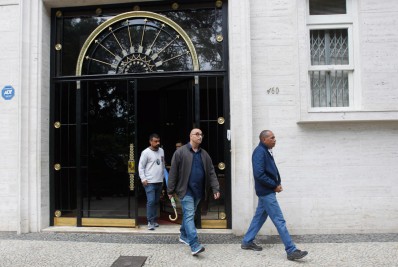 Dois porteiros do prédio onde idosa e diarista foram encontradas mortas são conduzidos à delegacia para depor