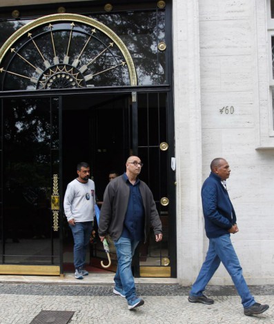 Dois funcionários do prédio onde idosa e diarista foram encontradas mortas são conduzidos à delegacia para depor - Reginaldo Pimenta / Agência O Dia