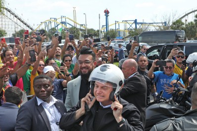 Em mais uma motociata Orlando, Bolsonaro fala da aproximação com Biden