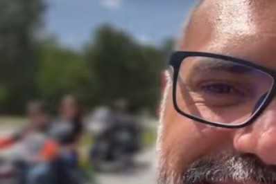 Allan dos Santos, blogueiro foragido da justiça brasileira, participa de motociata de Bolsonaro nos EUA