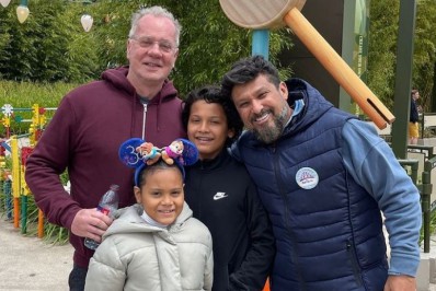 Luiz Fernando Guimarães e o marido se emocionam ao falar sobre adoção dos filhos