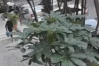 Imagens de câmeras de segurança mostram suspeitos entrando e saindo de apartamento no Flamengo onde idosa e diarista foram mortas