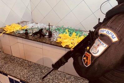 Suspeito é preso enquanto instalava barricadas em comunidade de Nova Iguaçu