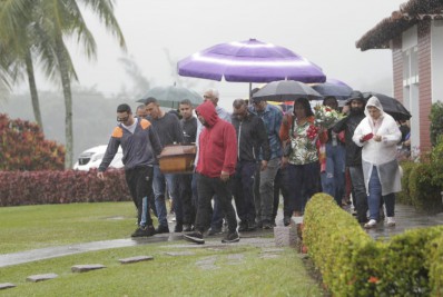 Tristeza e revolta marcam enterro de diarista morta no Flamengo