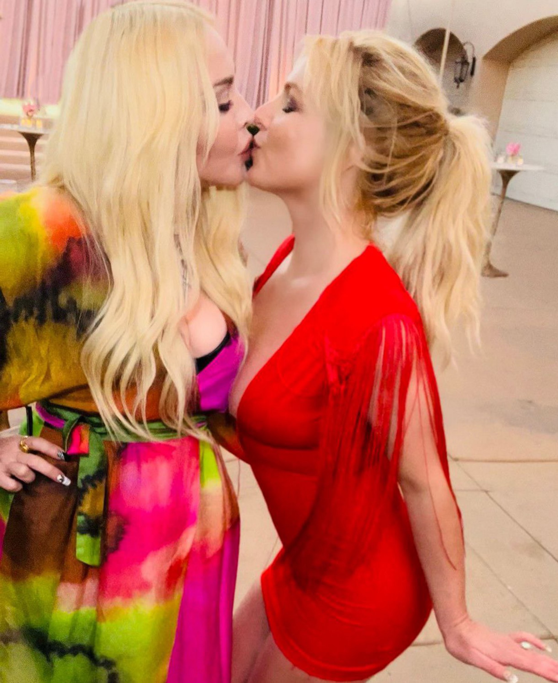 Madonna e Britney Spears recriam selinho histórico do VMA 2003 - Reproduçã/Instagram/Twitter