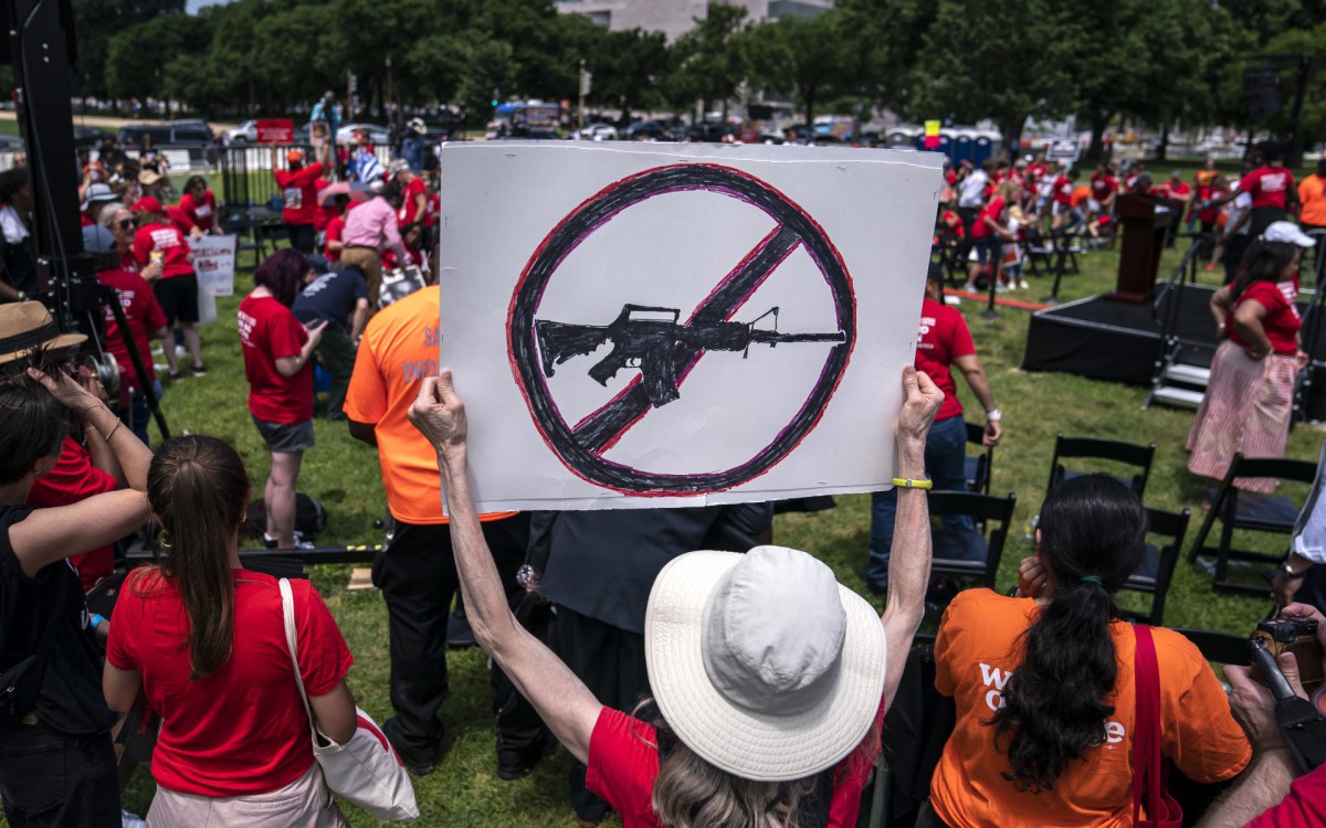 Após o trágico massacre numa escola no Texas, a pressão da sociedade aumentou pela restrição de armas a menores de 21 anos  - AFP