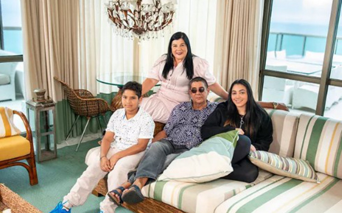 Zeca Pagodinho entre a mulher, Mônica, o neto, Noah, e uma das filhas, Maria Eduarda - Fábio Cordeiro/ Ed. Globo
