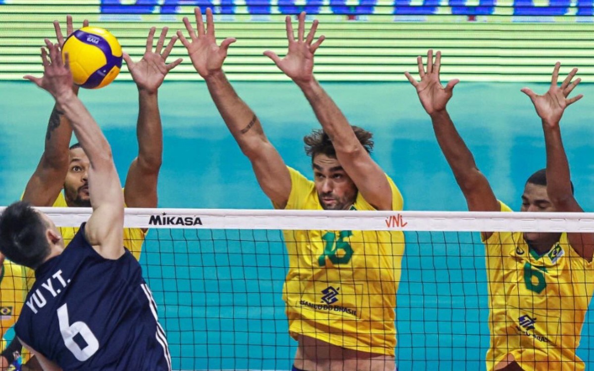 Seleção brasileira de vôlei masculino em ação diante da China pela Liga das Nações