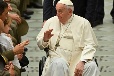 Em recuperação, Papa Francisco promete reagendar viagem à África