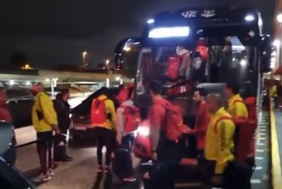 Torcedores do Flamengo fazem protesto em aeroporto após derrota para o Inter em Porto Alegre
