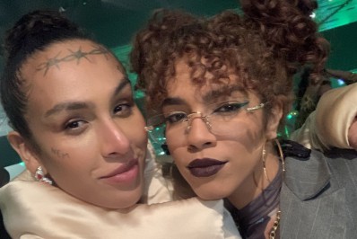 Ex-BBB Maria publica vídeo em que beija Lina e dispara: 'Feliz dia das namoradas'