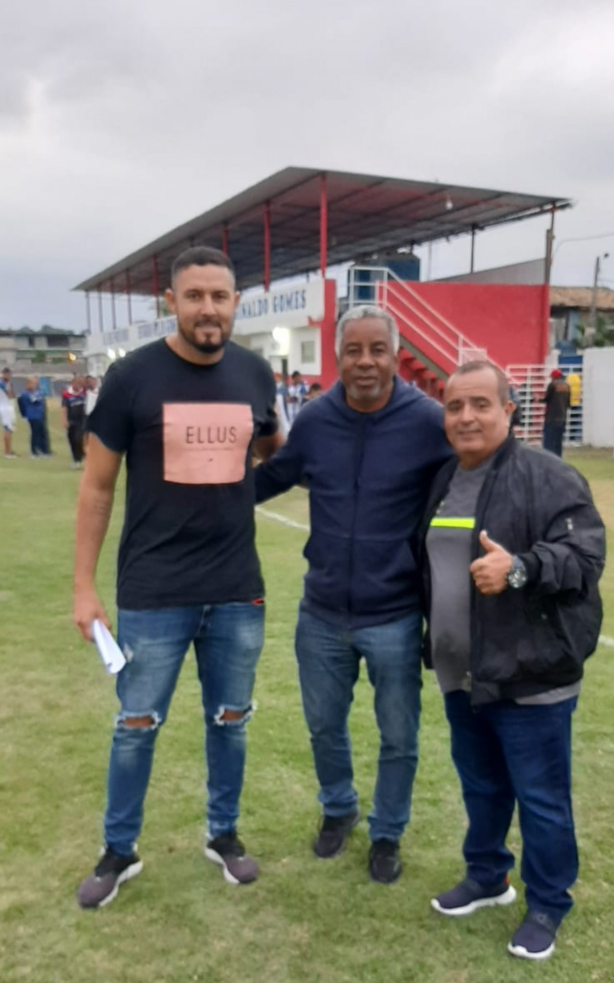 Ronaldo Silva (E) presidente do Br&eacute;scia,  Andrade, craque e ex-jogador do Flamengo e Reginaldo Gomes presidente do SE Belford Roxo