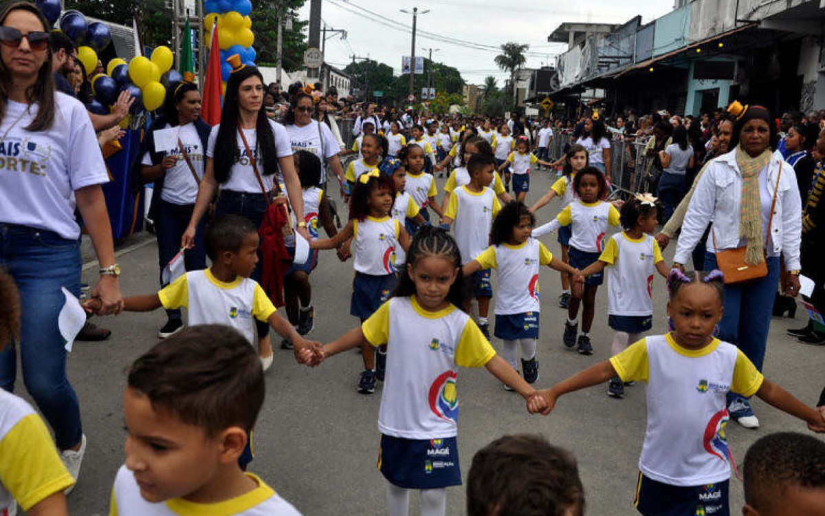 Desfile c&iacute;vico finaliza festa dos 457 anos de Mag&eacute;.