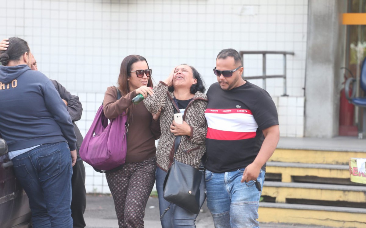 Familiares e amigos de mulher morta por namorado amparam mãe da vítima no IML - Cléber Mendes/ Agência O Dia