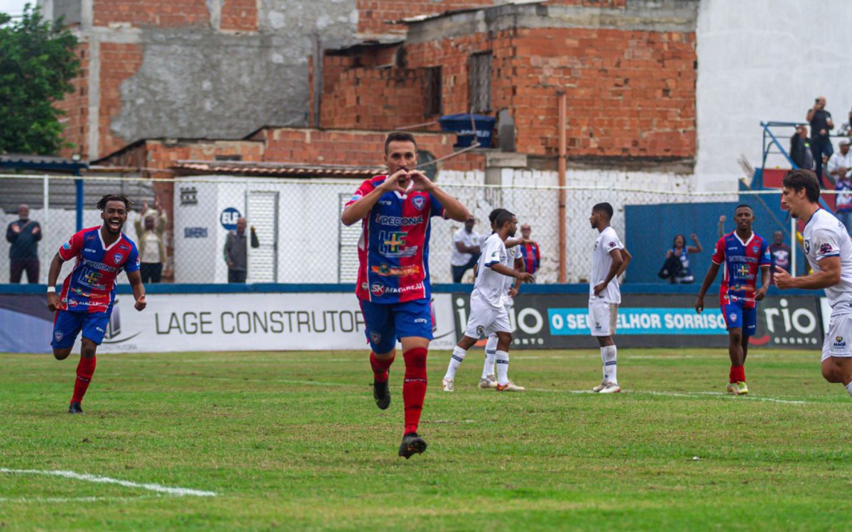 Jean Cl&aacute;udio sai para comemorar o seu gol mandando o cora&ccedil;&atilde;o para a amada no Dia dos Namorados