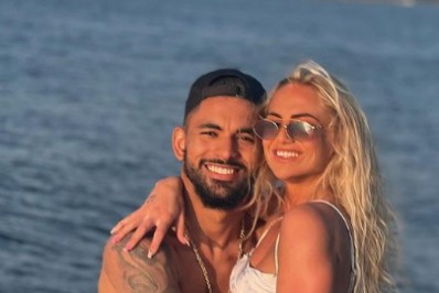 Após visita à Nova Holanda, Douglas Luiz leva namorada ao Maracanã para assistir jogo do Vasco