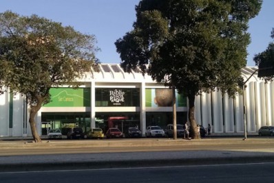 Homem se entrega após fazer mulher refém em biblioteca no Centro do Rio