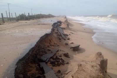 Nova ressaca do mar em Farol de São Thomé provoca erosão em trecho da estrada litorânea