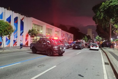 Homem se entrega após fazer mulher refém em biblioteca no Centro do Rio
