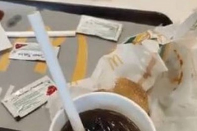Cliente de rede de fast food encontra lagartixa em copo de refrigerante