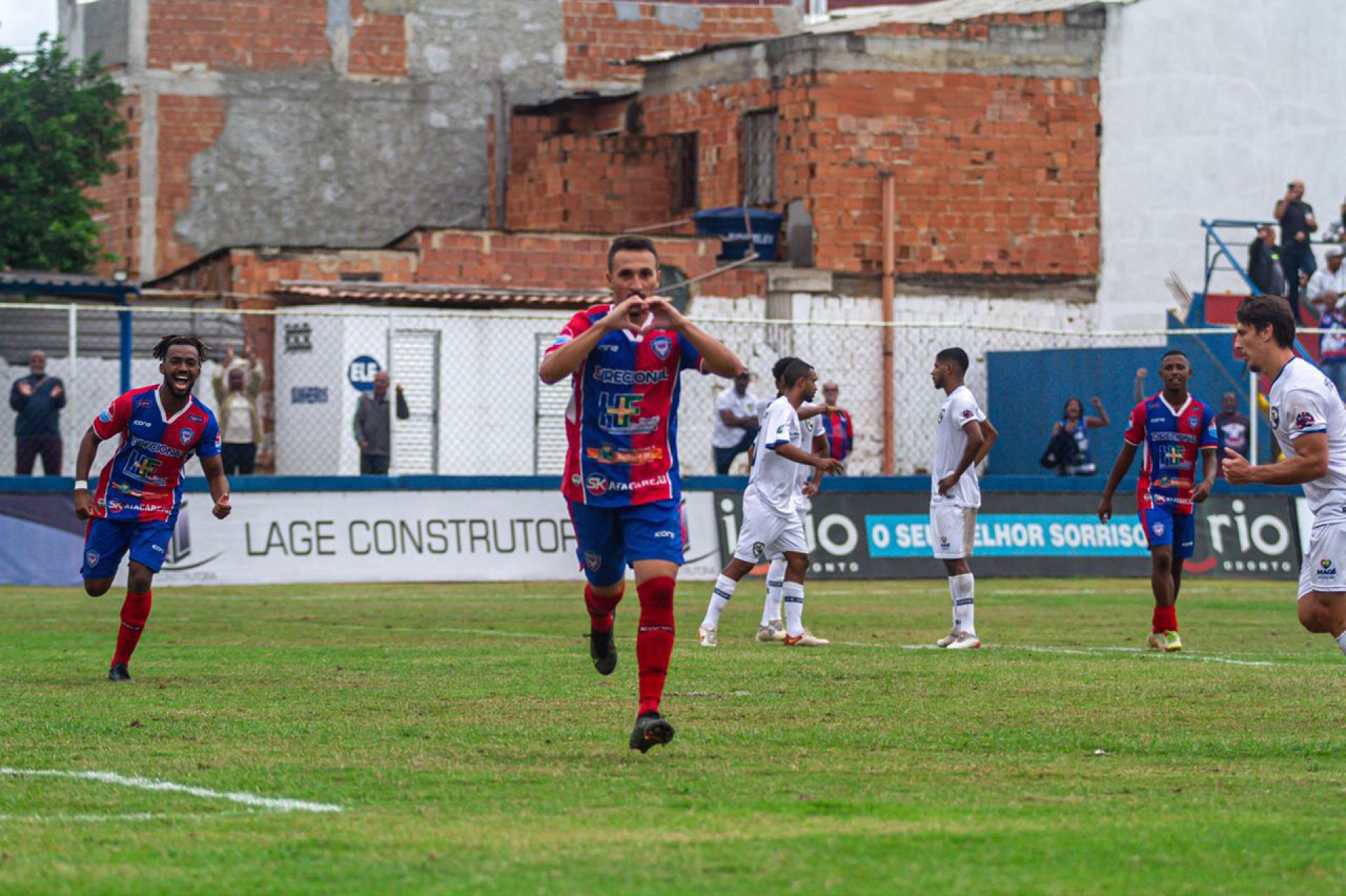 Jean Cl&aacute;udio sai para comemorar o seu gol mandando o cora&ccedil;&atilde;o para a amada no Dia dos Namorados - Matheus Sanches / SEBR
