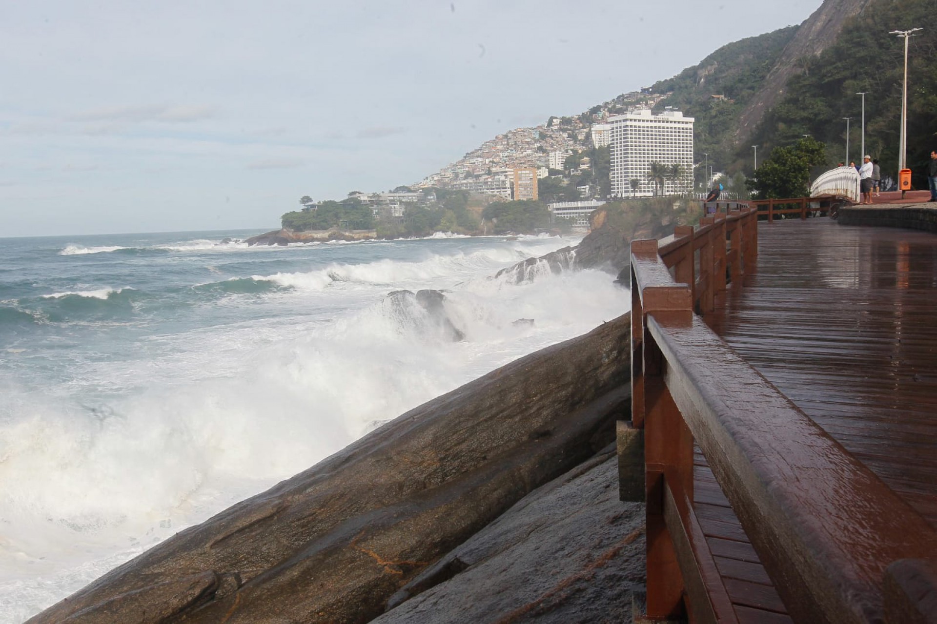 Foto da orla da praia do Leblon, na Zona Sul, com mar de ressaca - Reginaldo Pimenta/Ag&ecirc;ncia O DIA