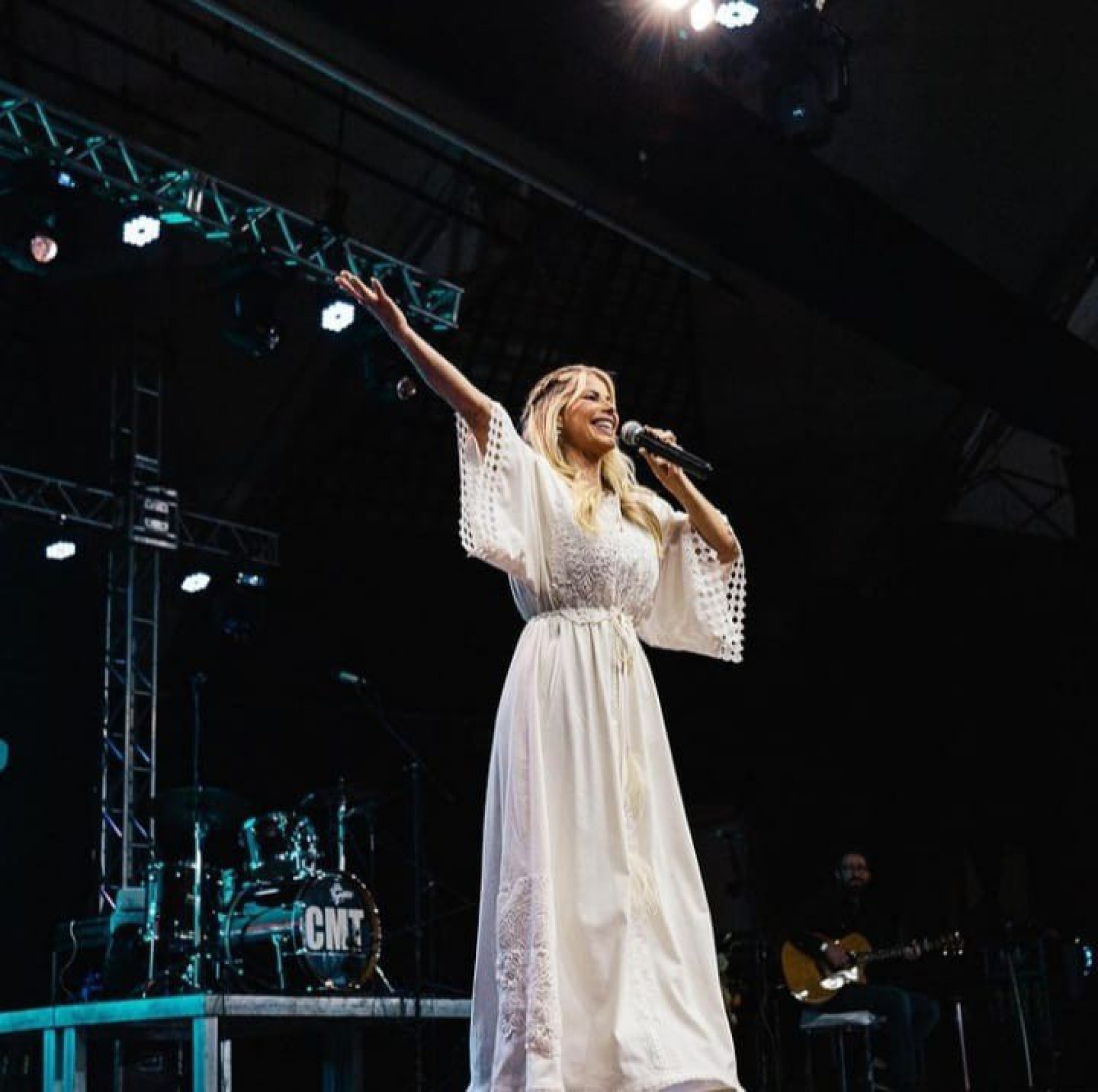 Karina Bacchi ingressou na carreira gospel - Reprodução/Instagram