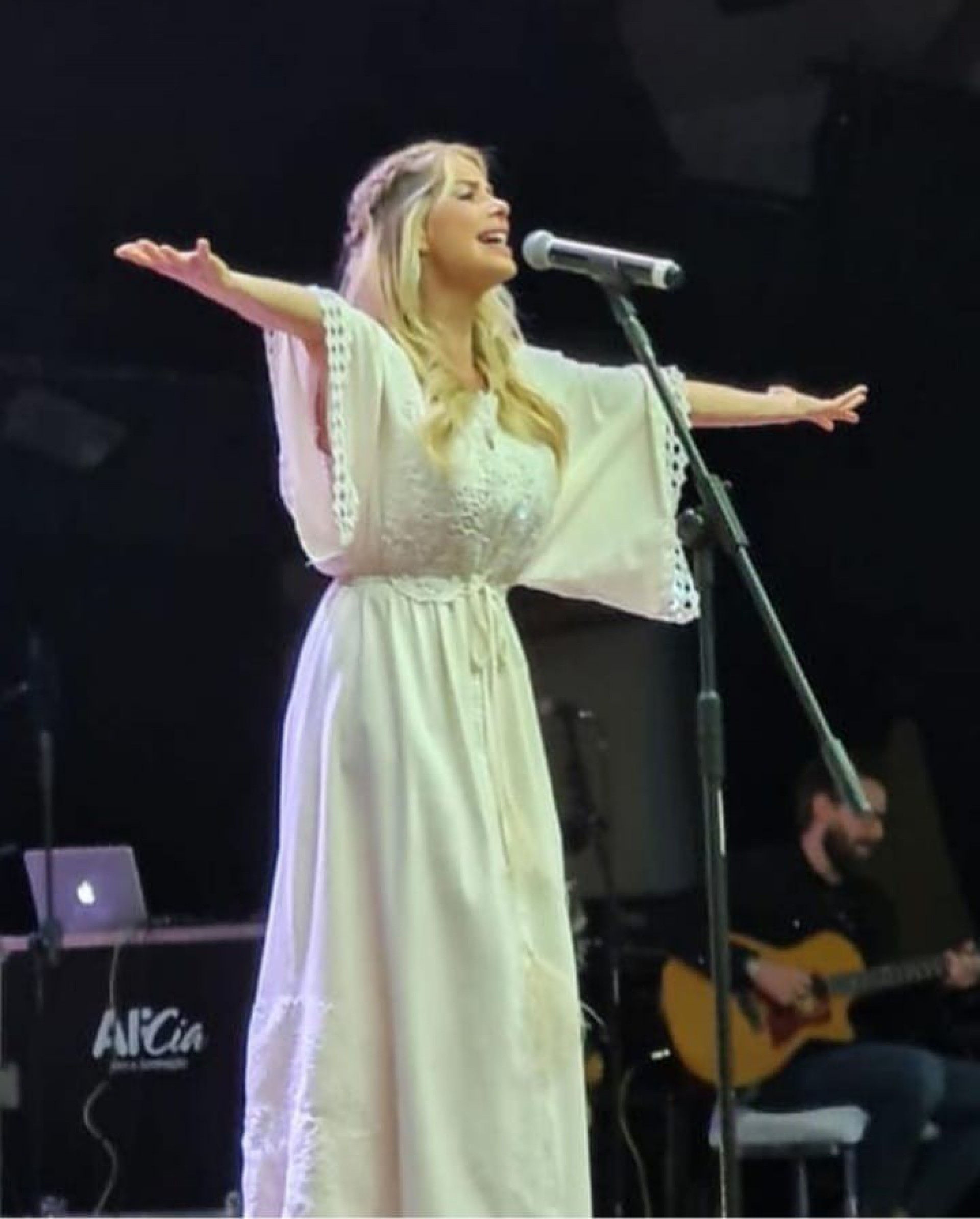 Karina Bacchi ingressou na carreira gospel - Reprodução/Instagram