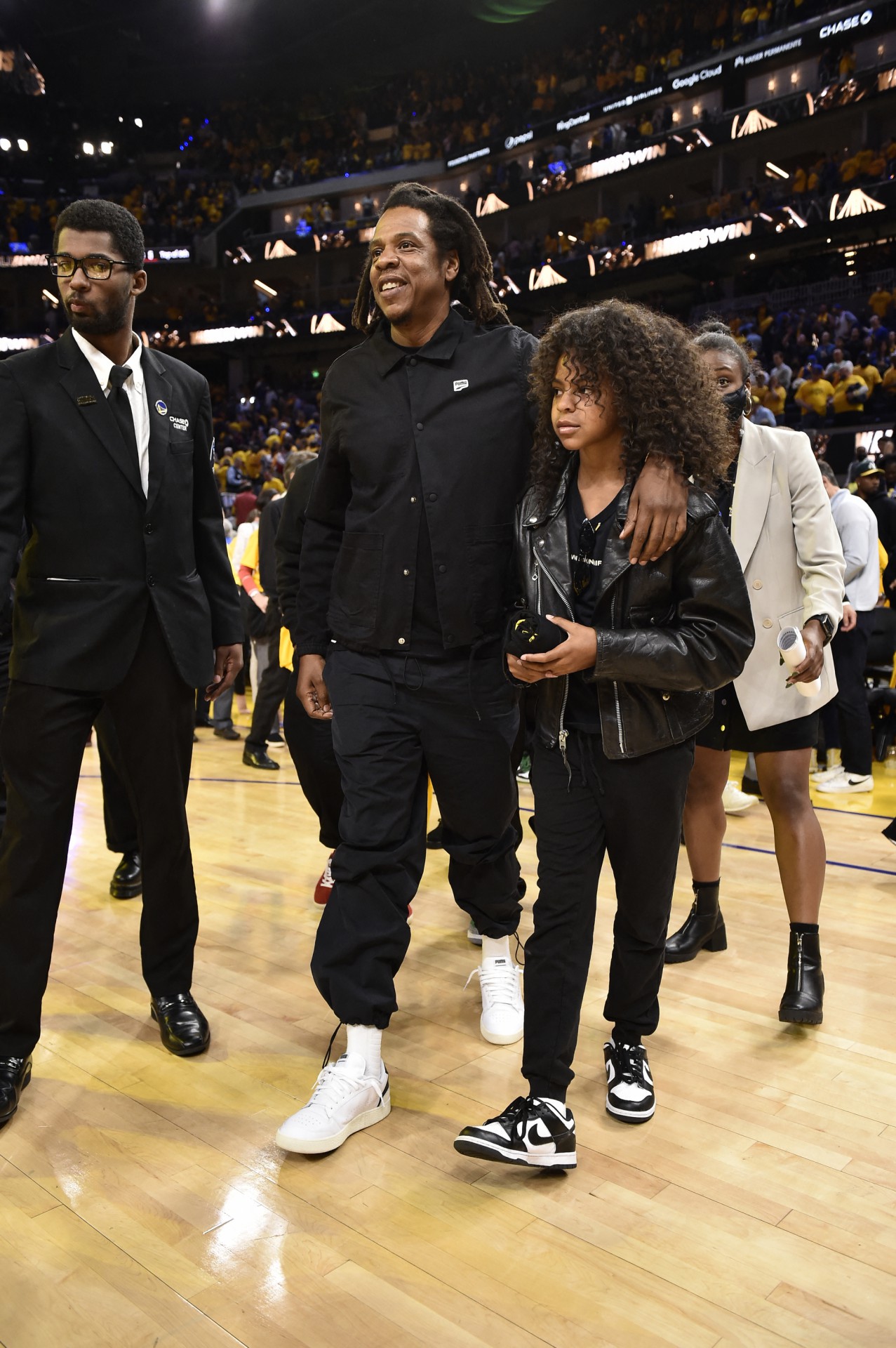 Blue Ivy, filha de Beyoncé, vai a jogo de basquete com o pai, o rapper Jay Z, nos Estados Unidos - AFP
