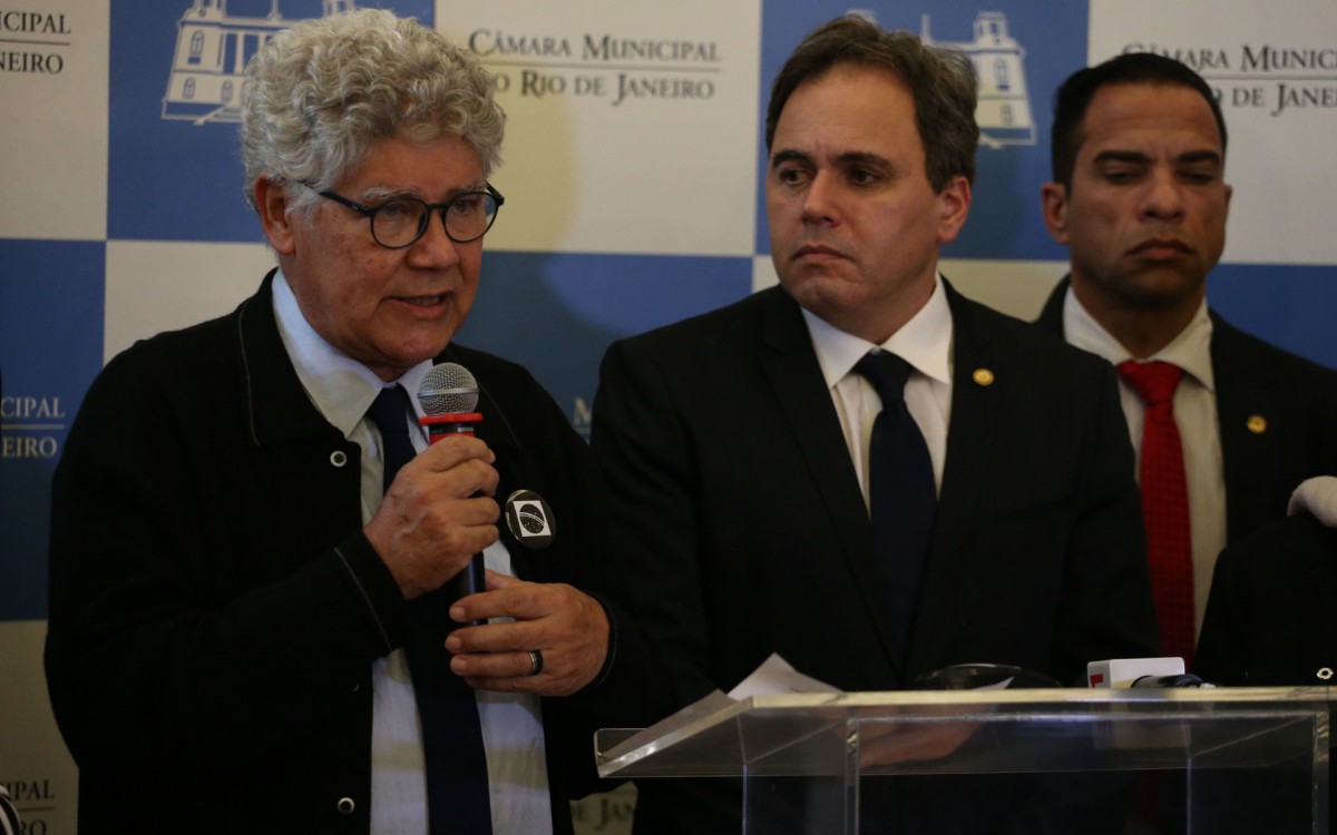 Testemunhas de defesa no processo &Eacute;tico-disciplinar que apura quebra de decoro parlamentar em desfavor do vereador Gabriel Monteiro, na foto Alexandre Isquierdo (Presidente do conselho) ao lado Chico Alencar (relator )  - Cl&eacute;ber Mendes/Ag&ecirc;ncia O Dia