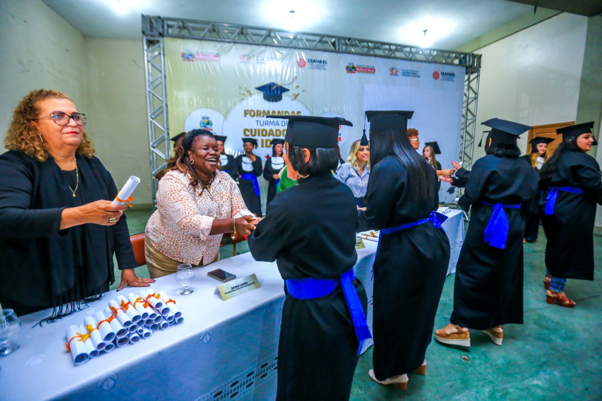 Formandas recebem o certificado de conclus&atilde;o do curso de cuidadora de idosos - Rafael Barreto / PMBR