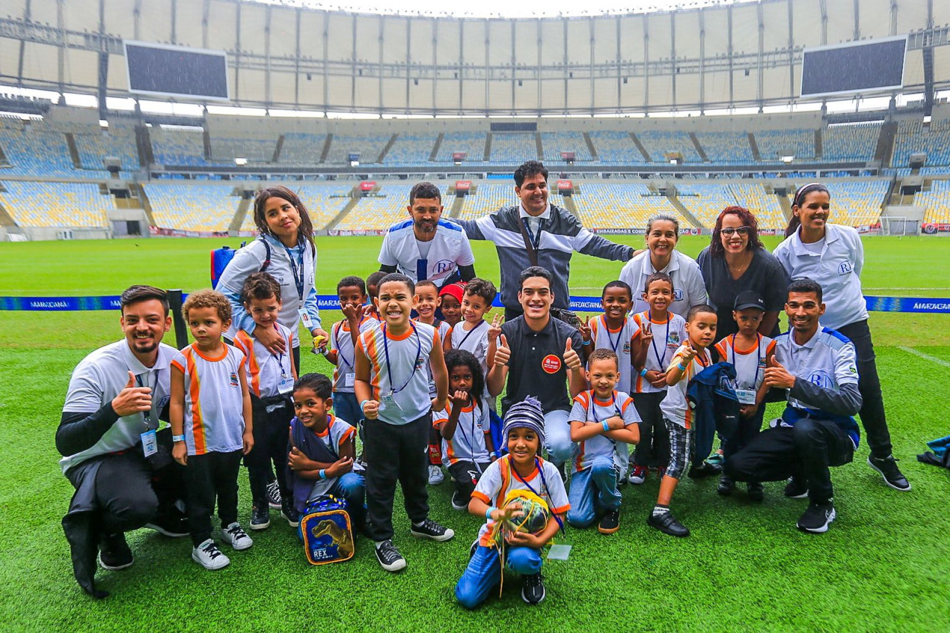 Alunos da creche, recreadores e guias do projeto Passeio do Bem no gramado do maracan&atilde; - Rafael Barreto / PMBR