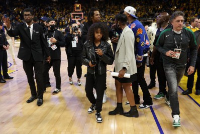 Blue Ivy vai à final da NBA com Jay-Z e choca a web por semelhança com Beyoncé