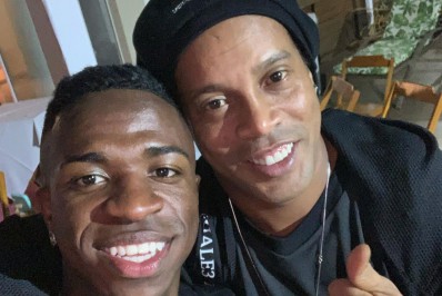 Vinicius Júnior jogará ao lado de Ronaldinho Gaúcho em amistoso contra time de Roberto Carlos