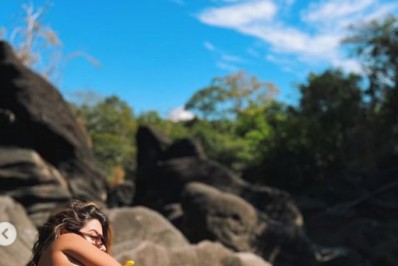 Giovanna Lancellotti exibe o bumbum na nuca em clique de biquíni