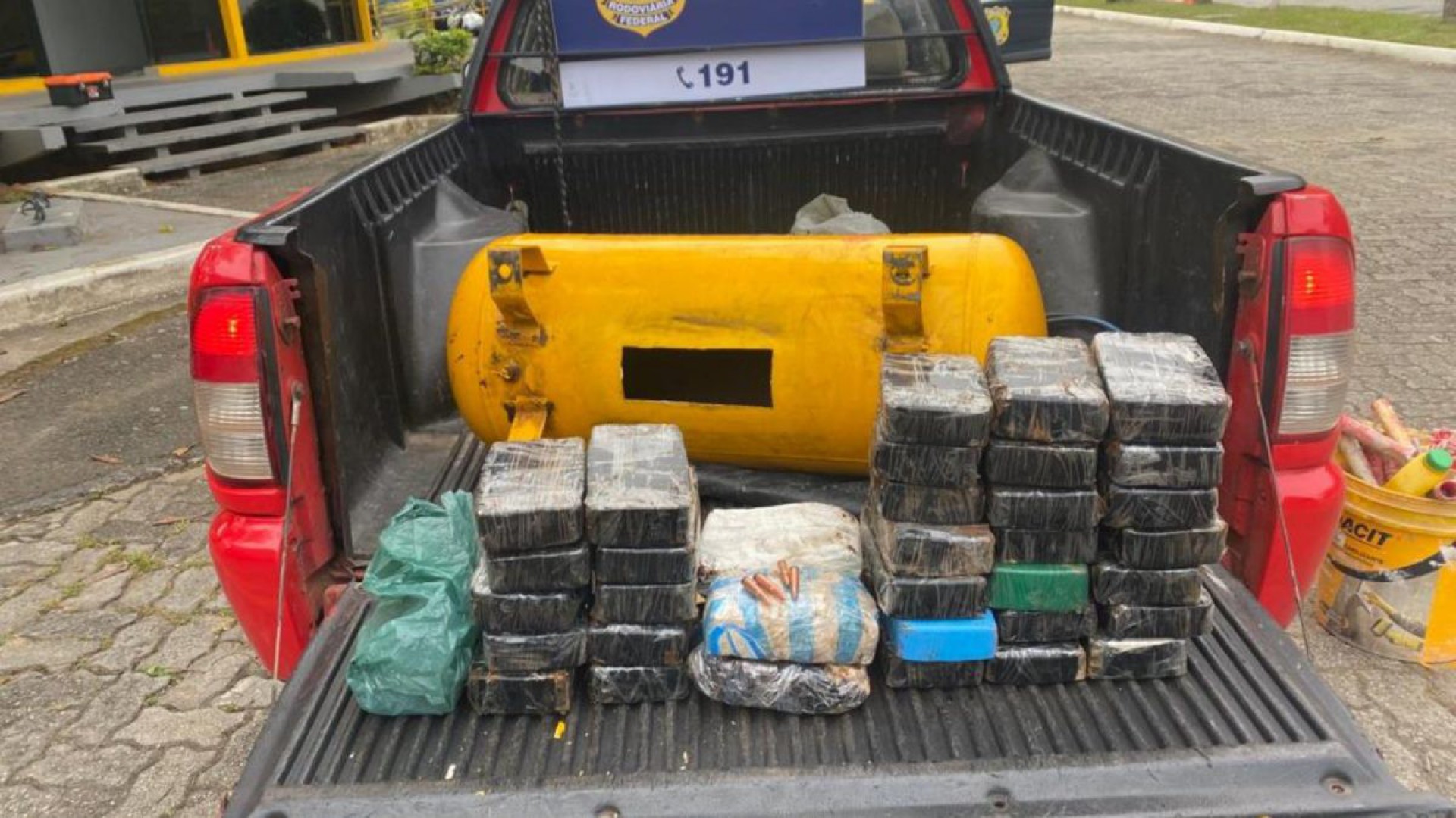 Material apreendido pela PRF na Via Dutra na manhã desta terça-feira, dia 14, em Barra Mansa